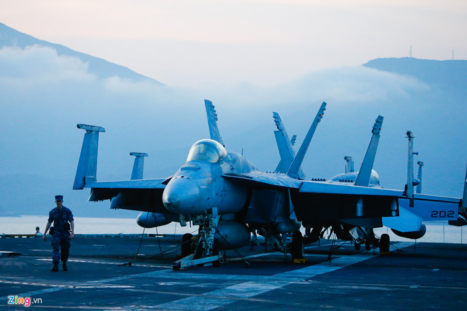 Thủy thủ gốc Việt và cuộc sống trên siêu tàu sân bay Mỹ